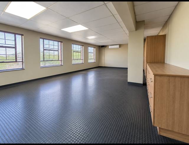 560M² WAREHOUSE TO LET IN FOUNDERS VIEW
